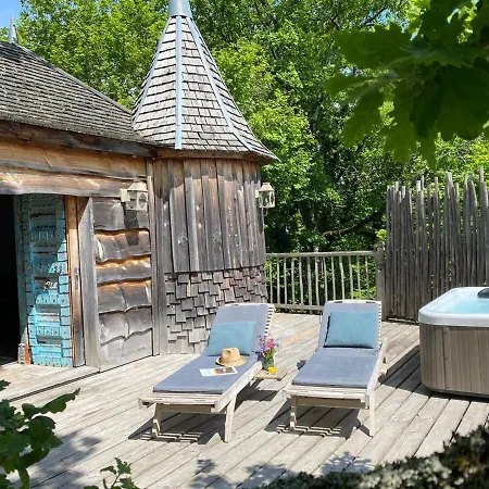 Chateaux Dans Les Arbres