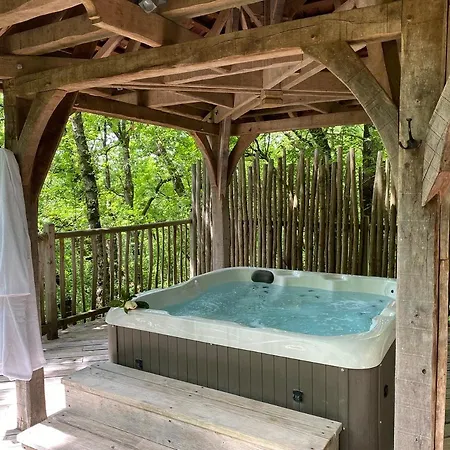 Chateaux Dans Les Arbres Gerendaház