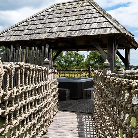 Gerendaház Chateaux Dans Les Arbres Clotte