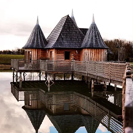 Chateaux Dans Les Arbres Clotte