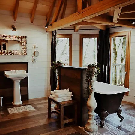 Chateaux Dans Les Arbres Gerendaház