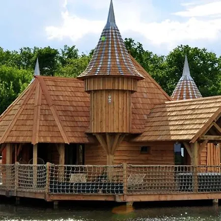 Chateaux Dans Les Arbres Gerendaház