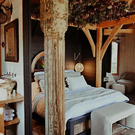 Chateaux Dans Les Arbres * Clotte