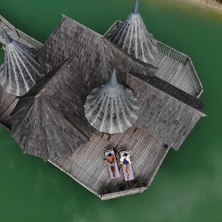 Chateaux Dans Les Arbres Lodge Clotte