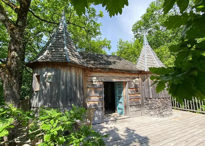 Chateaux Dans Les Arbres Clotte