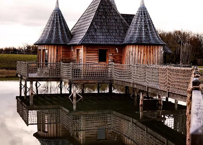 Chateaux Dans Les Arbres Clotte