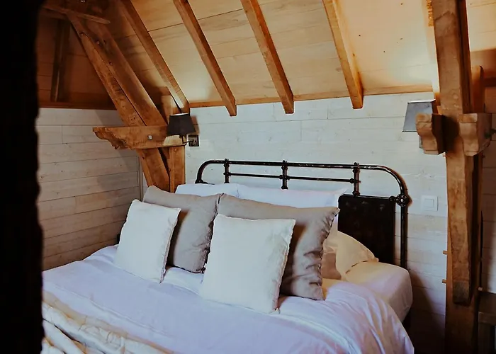 Chateaux Dans Les Arbres 롯지 Clotte