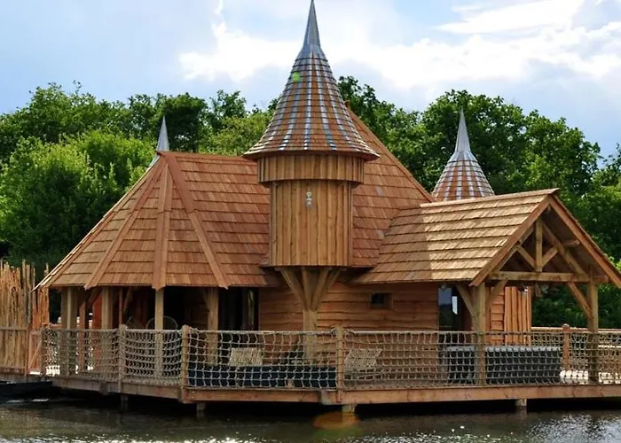 Chateaux Dans Les Arbres 롯지