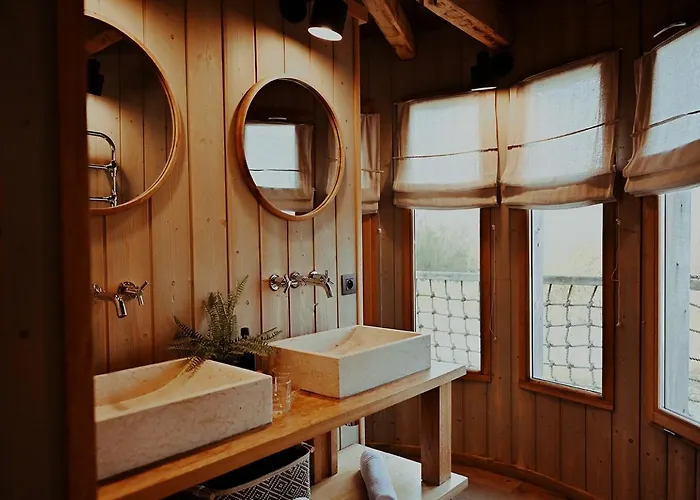 Chateaux Dans Les Arbres 롯지 Clotte