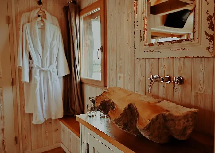 Chateaux Dans Les Arbres 롯지 Clotte